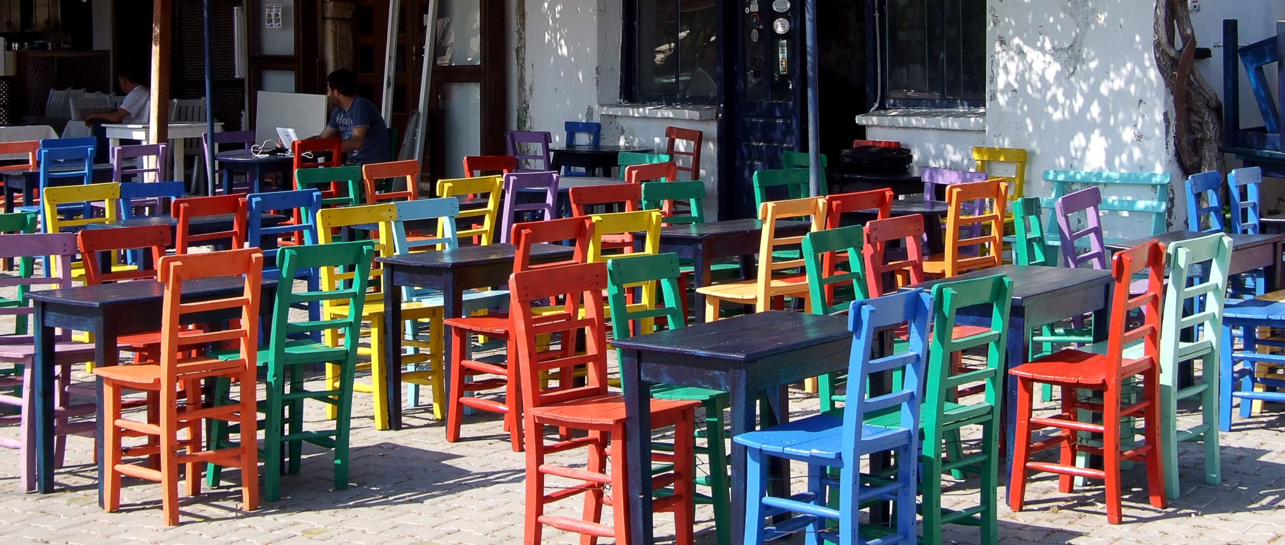 stuehle-bunt-obenfoto